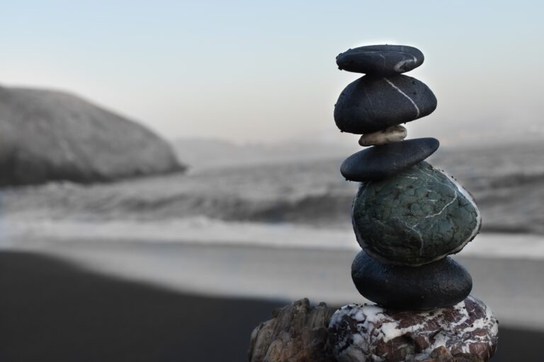 Stablede sten på en strand. Symboliserer en stærk rygsøjle og stabilitet.