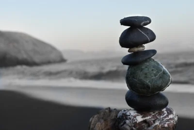 Stablede sten på en strand. Symboliserer en stærk rygsøjle og stabilitet.