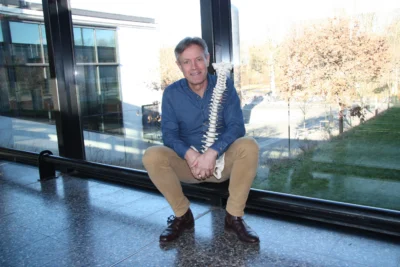 Jan Hartvigsen sidder på hug og smiler.